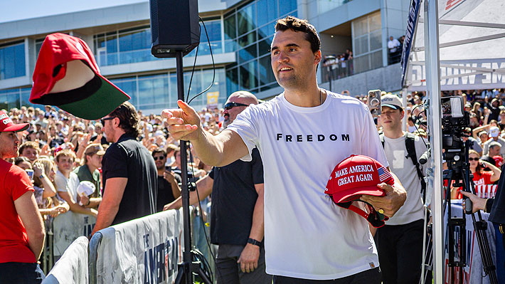 Charlie Kirk subiendo a su ultima sesion de Q&A en Utah